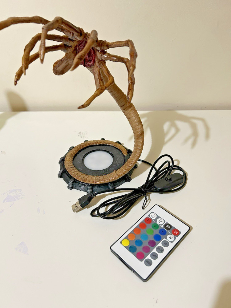 Alien Facehugger Lamp/Nightlight USB LED Remote Control 16 Colour