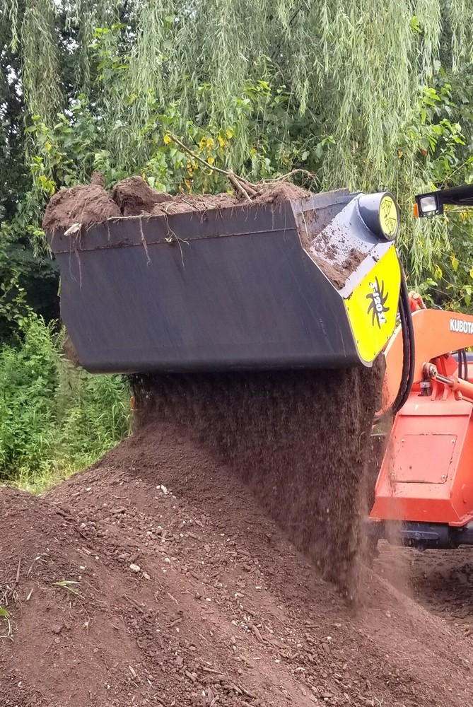 compact excavator soil screening bucket - fast and effective in damp soil