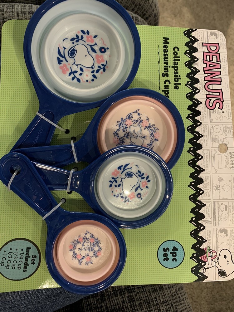NEW PEANUTS SNOOPY Collapsible Measuring Cups 4 PC Set. Great space saver.
