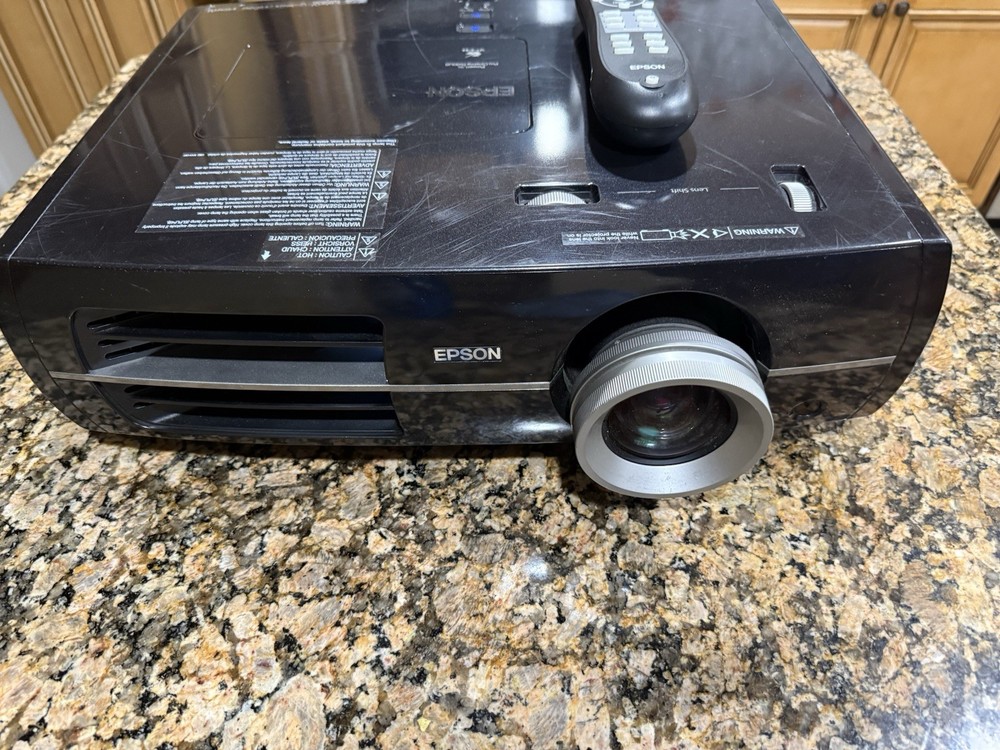 Epson LCD Projector H293A 1755 Hours with Remote