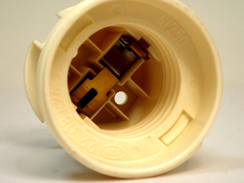 True Lampholder, Molded E26 Wht W / Push Wire Terminal, 960641