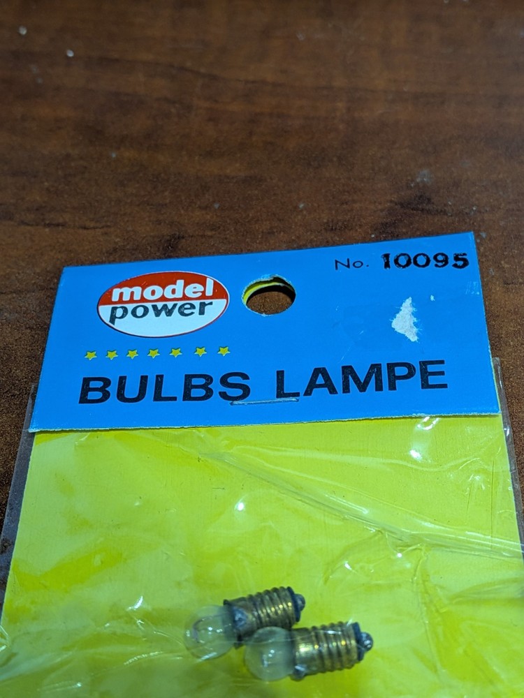 Model Power - HO Scale - #10095 - 12V Screw-In Type Light Bulbs (2) - NOS