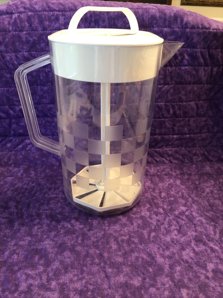 Pampered Chef 2 QT Quick Stir Pitcher White Lid Checkered Pattern