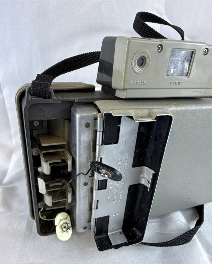 Vintage Polaroid Automatic 220 Land Camera with Case Manual Flash Untested