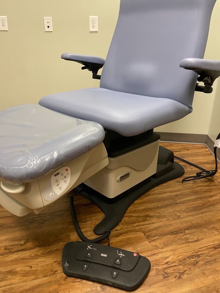 Midmark 646 Exam Table