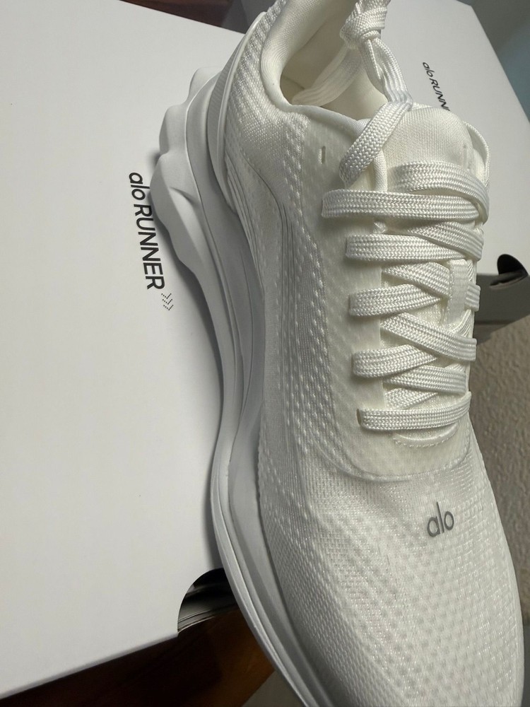 alo yoga runner white