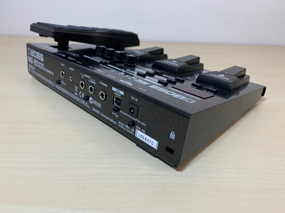 BOSS ME-25 Guitar Multi-Effects Processor w/ box + Inst Cable + 9v Power Adaptor