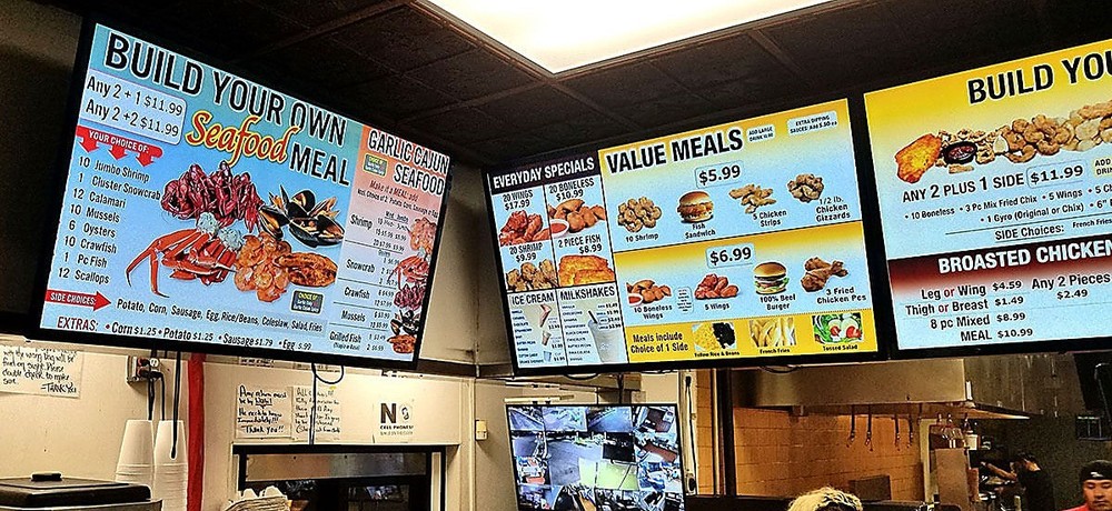 32" Digital Signage Display - Wall Mounted - 32Gb + 2Gb Capacity - Android Based