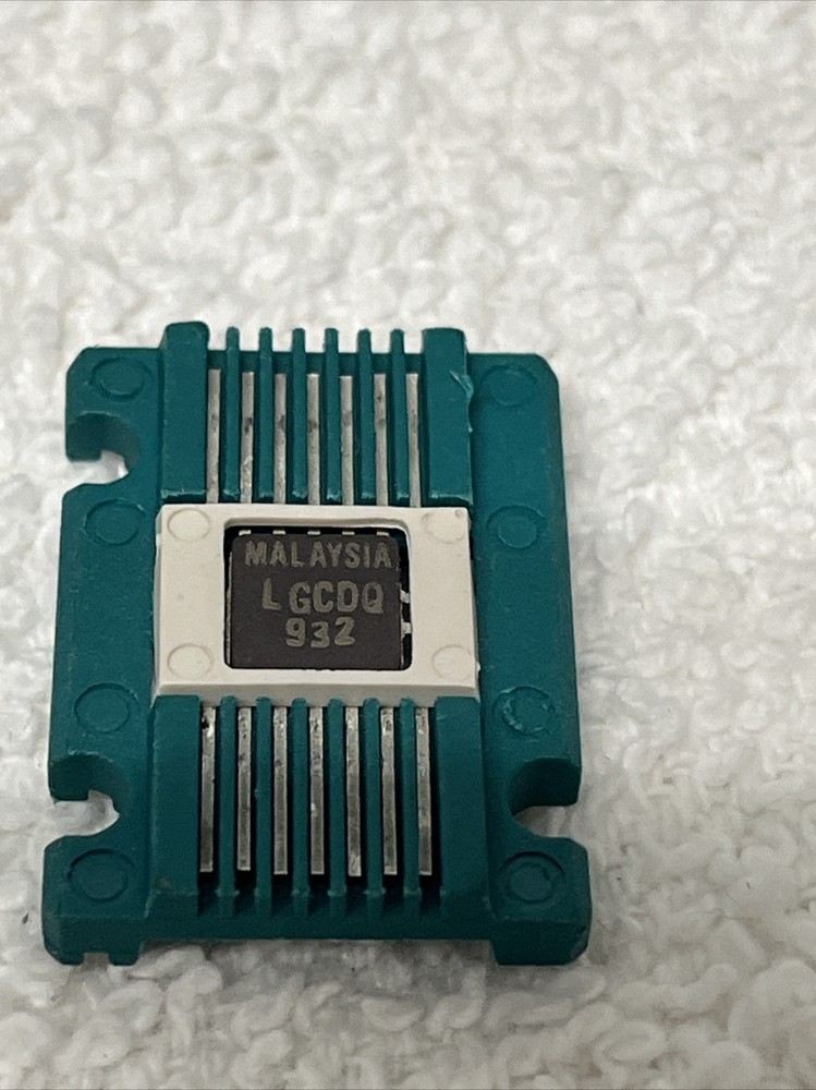 MOTOROLA ~ 932/BABJC ~ CERAMIC DIGITAL MICROCIRCUIT  FLAT PACK 14 FLAT LEADS