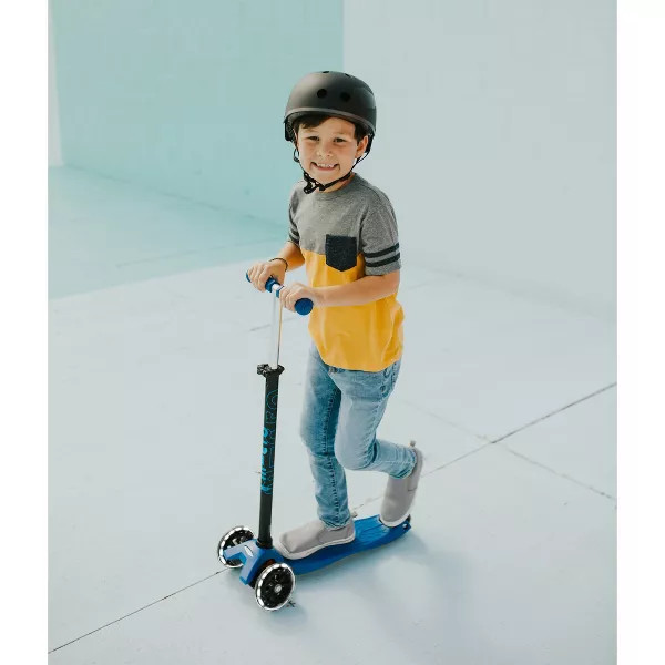 MICRO KICKBOARD MAXI KICK SCOOTER WITH LED LIGHTS - BLUE