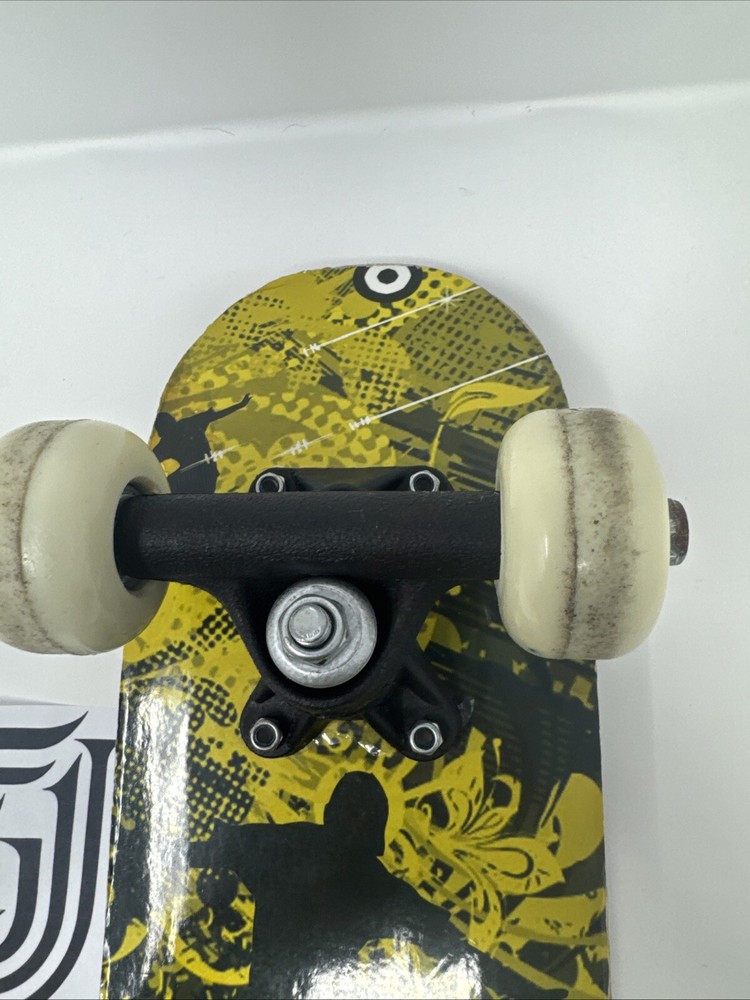 Mini Skateboard (17 in) Starter Size Complete Deck Board Skate White Wheels