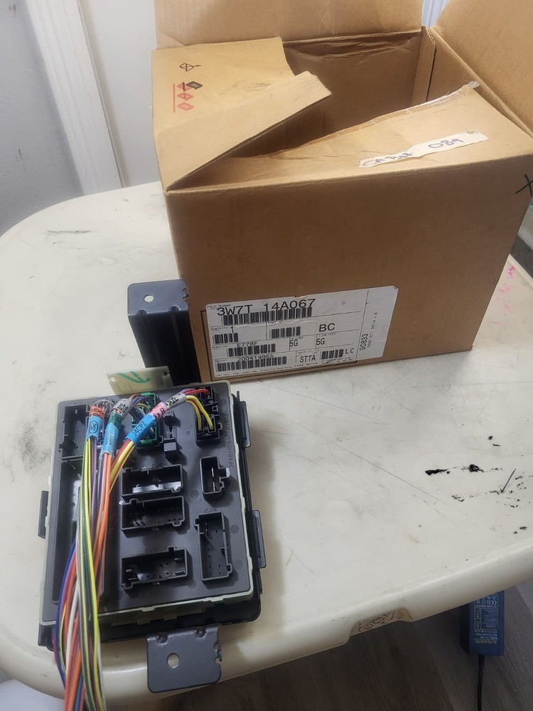 NEW  Lear Corporation Fuse Box Relay Engine Panel 3W7T-14A067