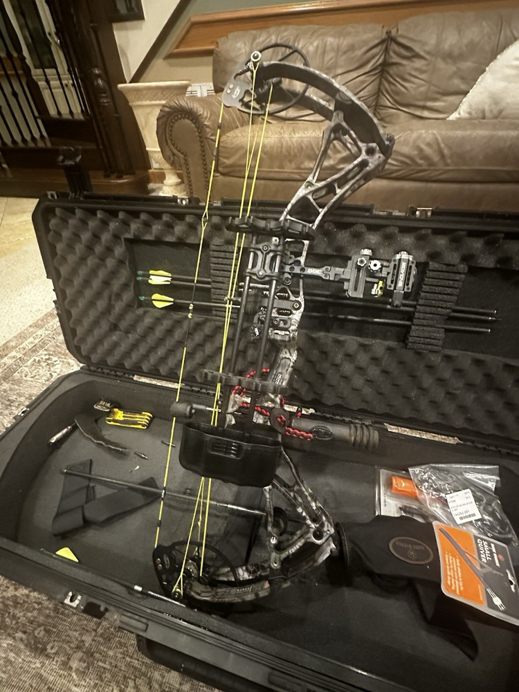 Bowtech REALM SS Compound Bow 60lbs Right Hand  slightly used