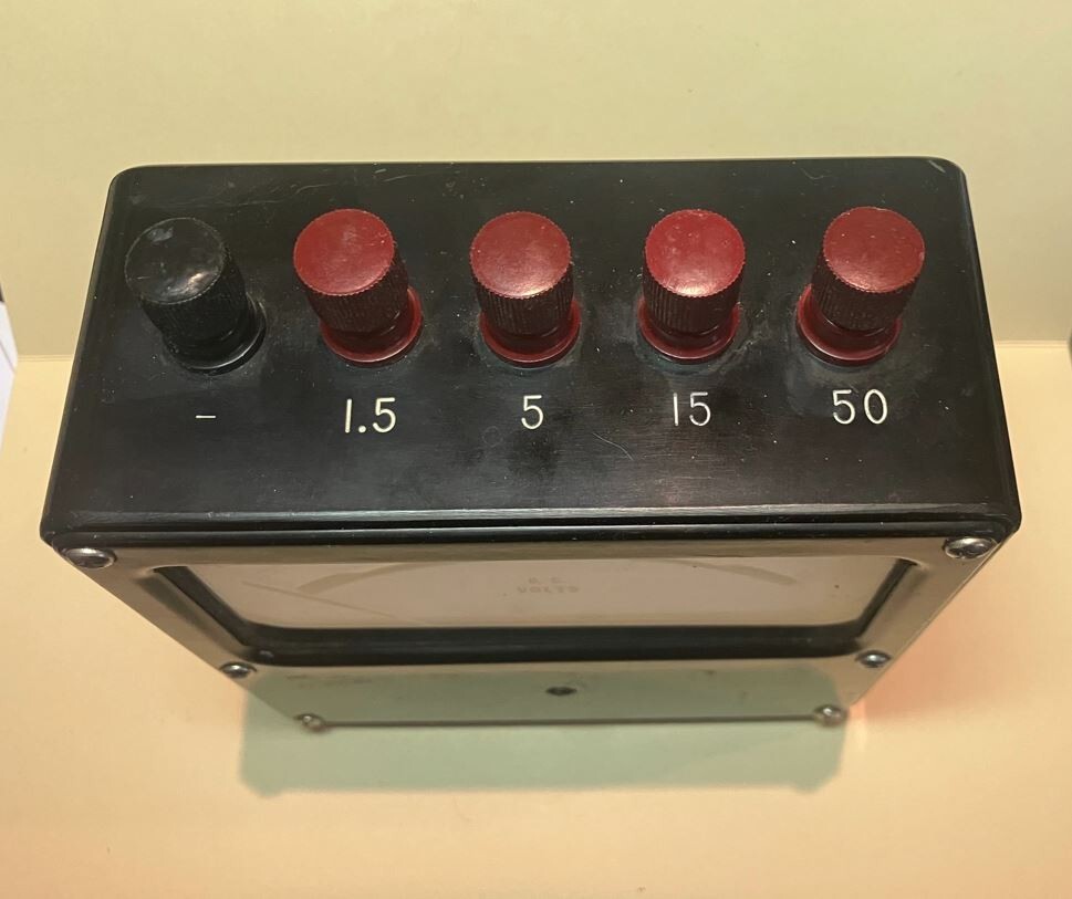 Precision Lab-Quality DC Voltmeter with Mirror Scale and Carrying Strap