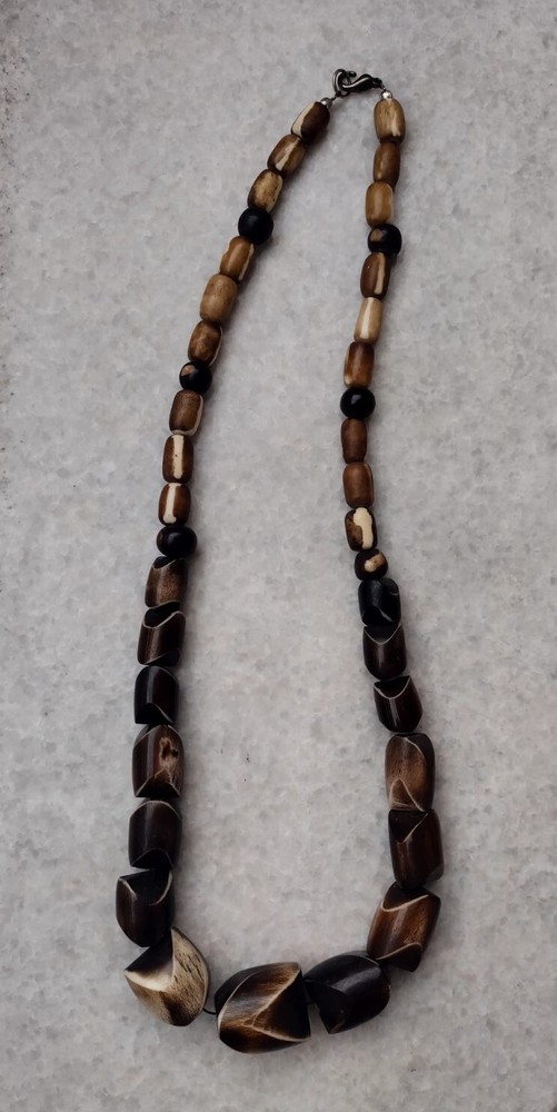 Beautiful vintage plastic necklace
