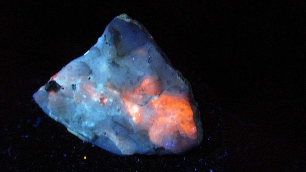 Fluorescent mineral rock Sodalite Canada T18