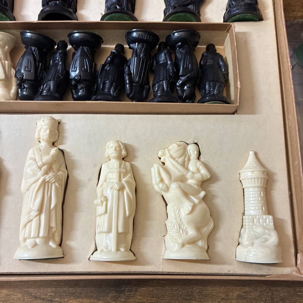 Vtg 1959 E.S. LOWE RENAISSANCE CHESSMAN CHEST SET (Missing 1 Pawn) -Acceptable