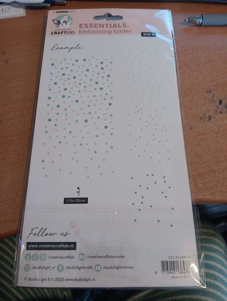 ESSENTIALS EMBOSSING FOLDER NEW 21x10.5 CM STARS
