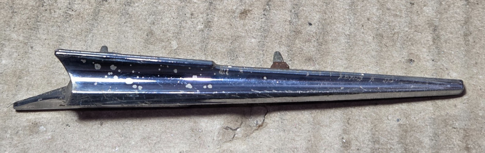 OLDSMOBILE SUPER / DYNAMIC 88 CIRCA '63 TRUNK ROCKET EMBLEM 4894154 (6621}