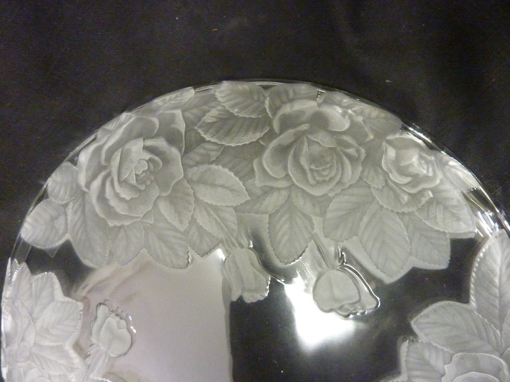 STUDIO NOVA WINTER ROSE PATTERN ROUND CRYSTAL PLATTER 14" DIAMETER NIOB