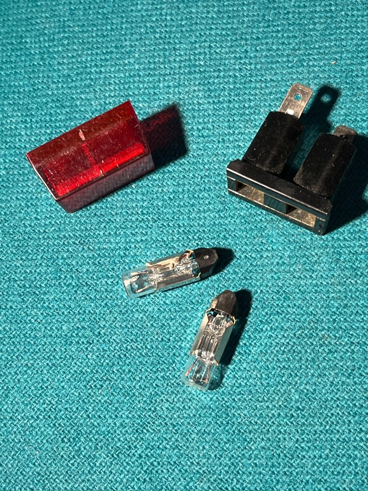 Red Panel indicator, rectangular, with 14V wedge base bulbs, 1/4" connect