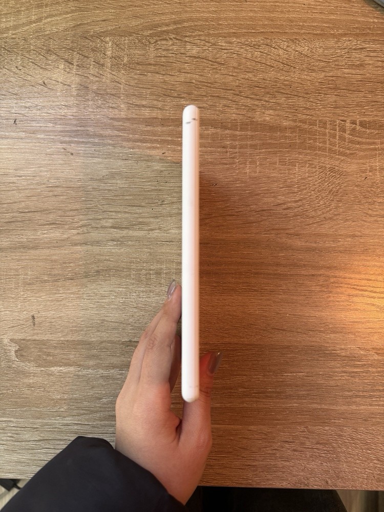 Amazon Kindle 8th Generation White Touch Screen eBook Reader Wi-Fi Bundle