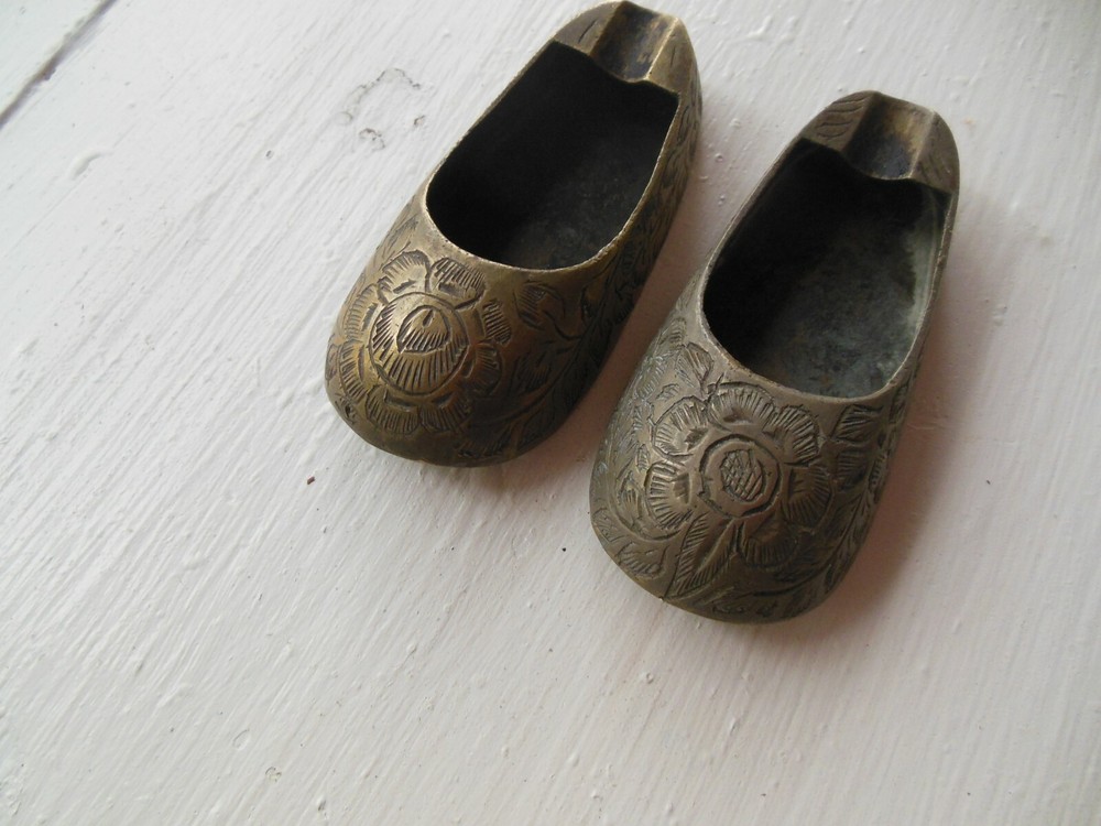 Pair / 2 Vintage Etched Brass Solid Shoe Ashtrays 3 3/8" India