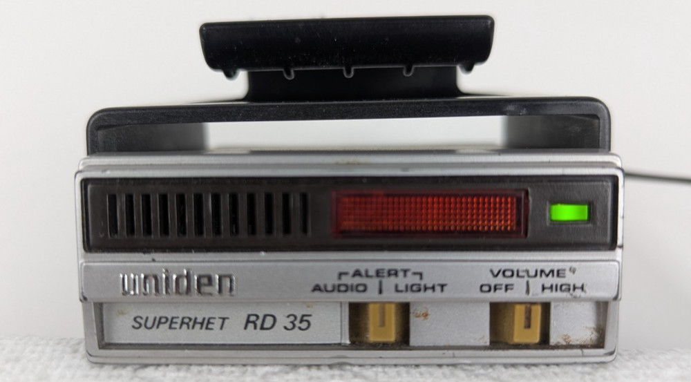 UNIDEN RD-35 RADAR DETECTOR - BRACKET & CIG CORD- POWERS ON (otherwise UNTESTED)