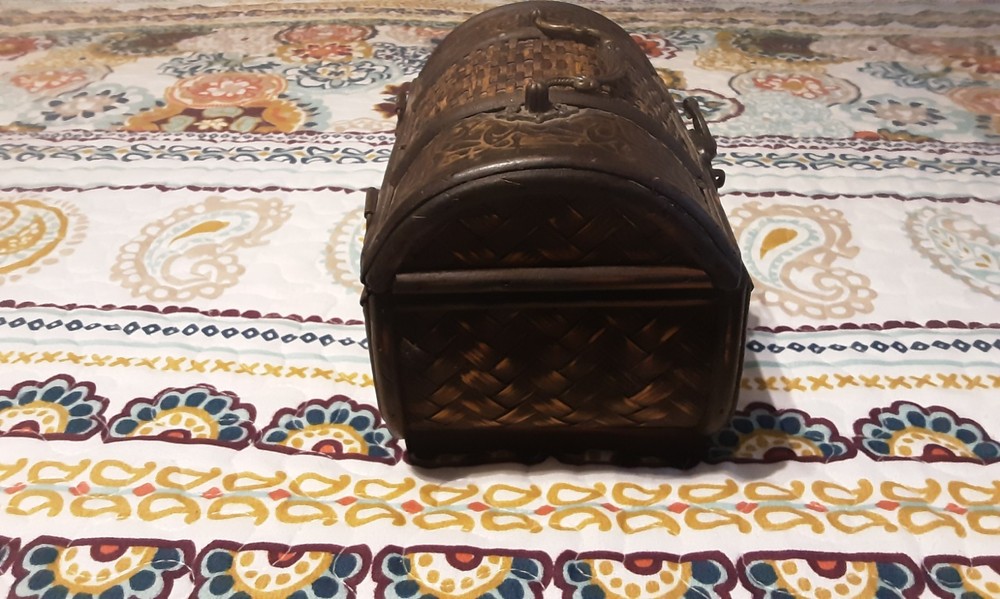 VINTAGE SMALL WOODEN CHEST