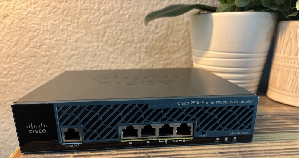 Cisco 2500 Series Wireless LAN Controller - Centralized Network Management