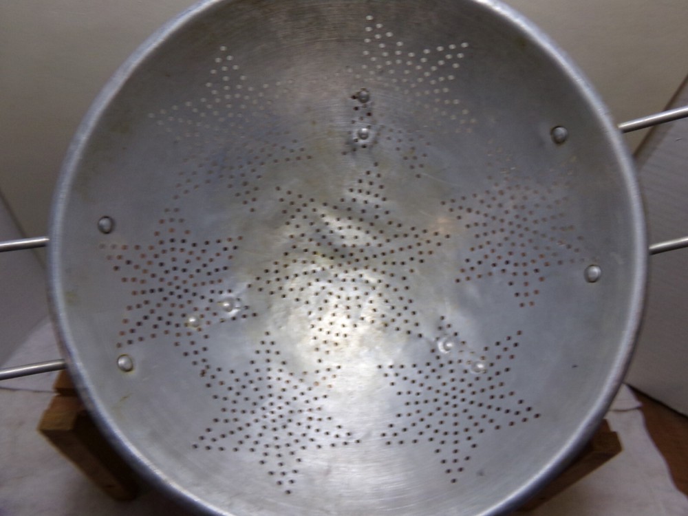 Vintage 7 Star Aluminum Footed Colander 11"