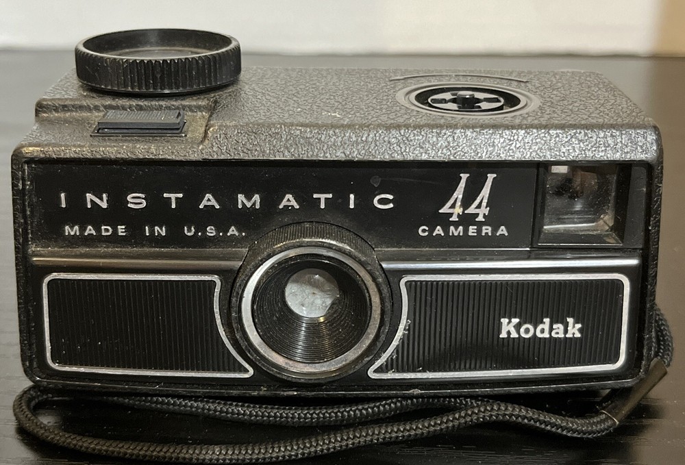 Vintage Kodak Instamatic 44 Camera *Untested*.     “C1“
