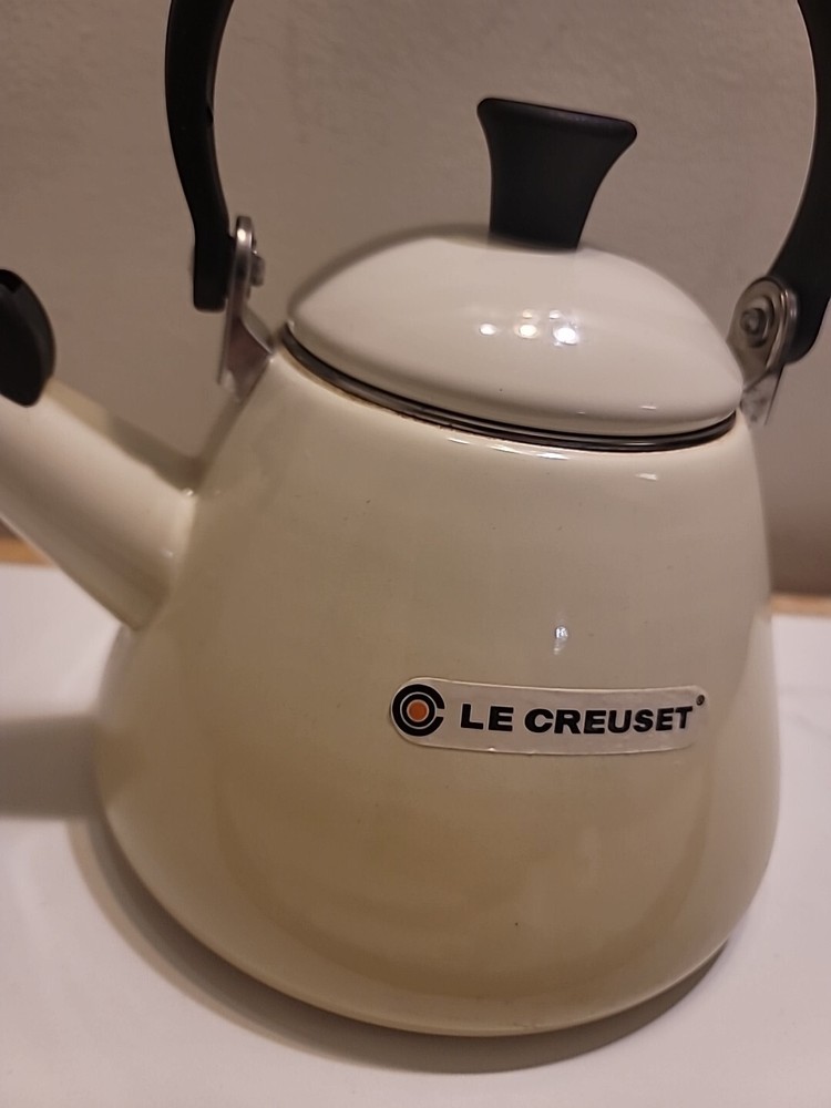 Le Creuset Kone Kettle 2.5L Almond White
