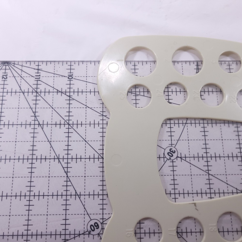 Creative Circle Pallette 25 Hole Cross Stitch Thread Floss Organizer