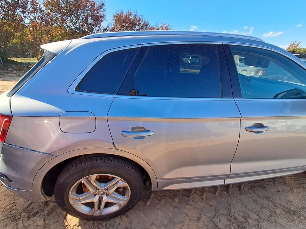 Q5 2018 Glove Box 4842904