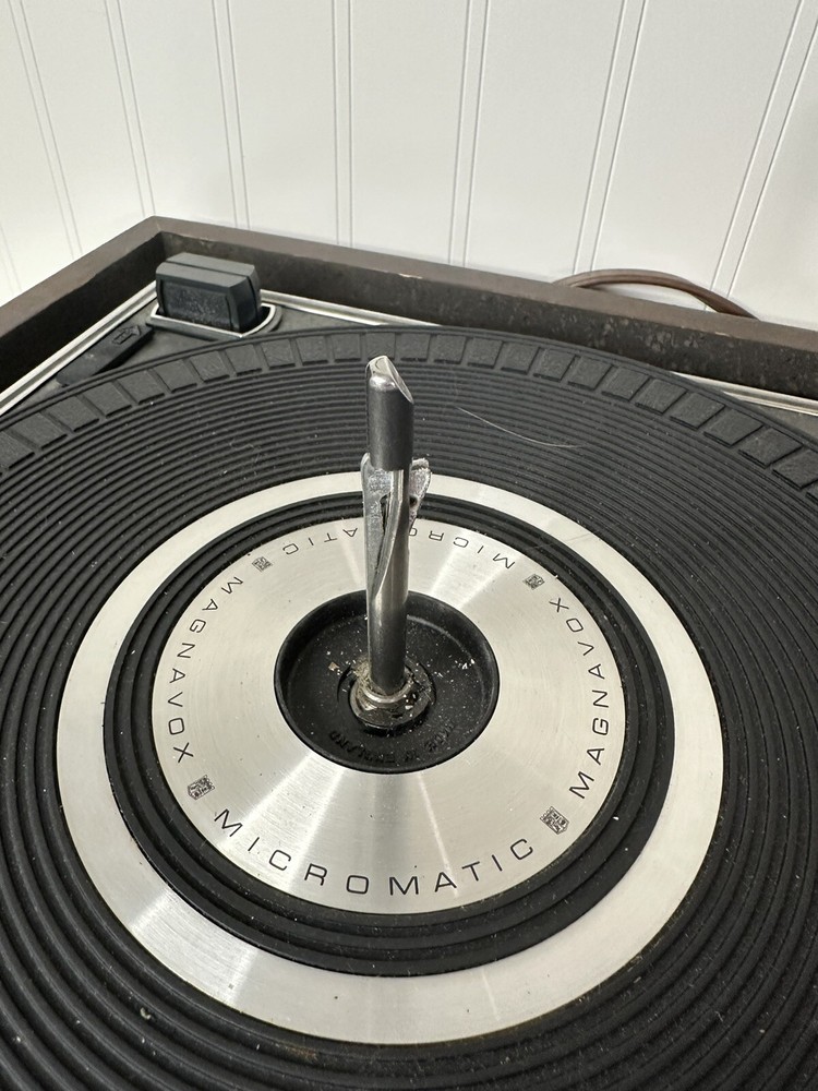 Magnavox 2K8888 Turntable | w/ lid | Untested | needs cleaning