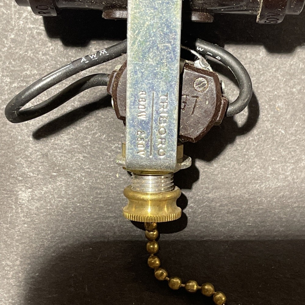 Triboro 2-Light Socket Cluster Pull Chain Lampholder 660W 125/250V