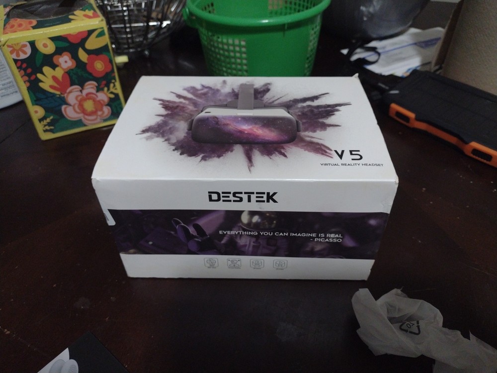 DESTEK V5 VR Headset with Bluetooth Controller