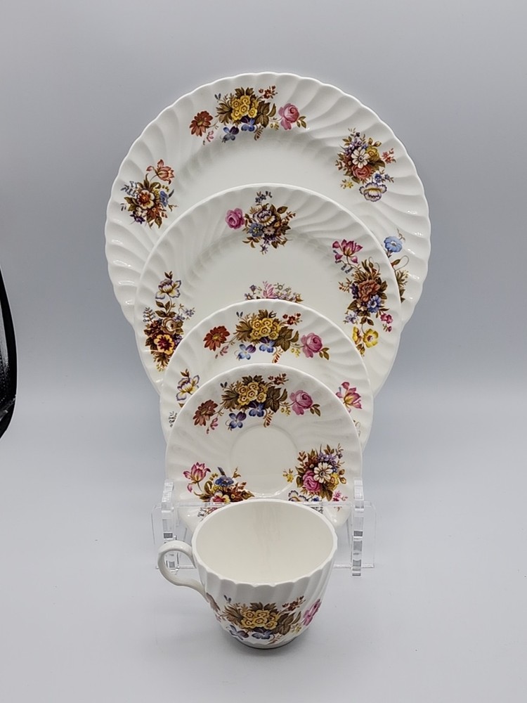 Aynsley Fine Bone China Summertime Pattern 5 Piece Place Setting READ BLUE