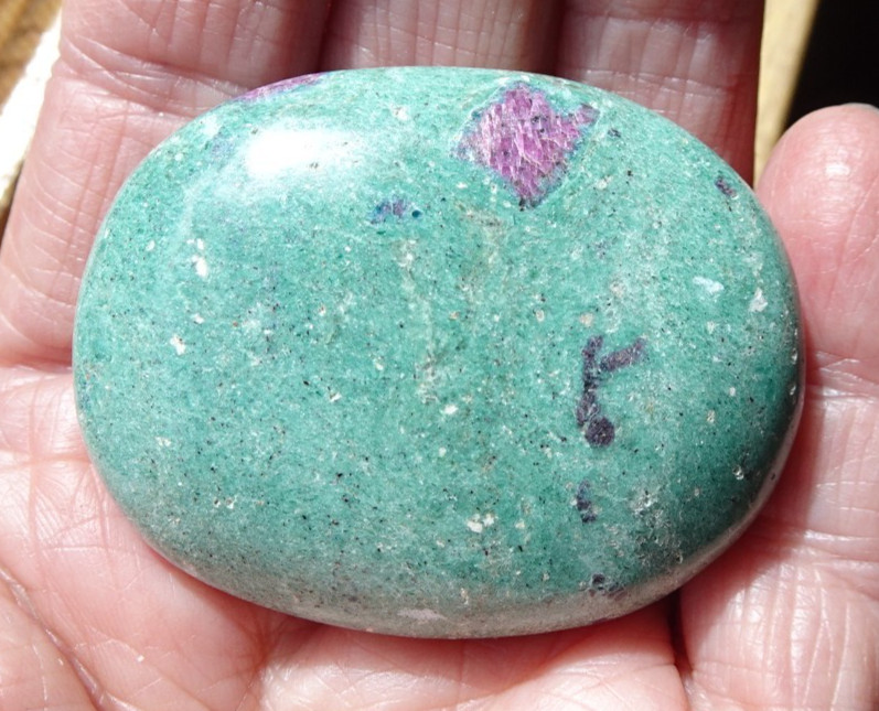 Ruby Fuchsite Palmstone - India sc1009