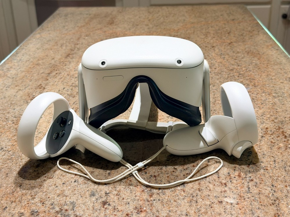 Meta Oculus Quest 2 VR Headset + Controllers – Excellent Condition – Orig Strap