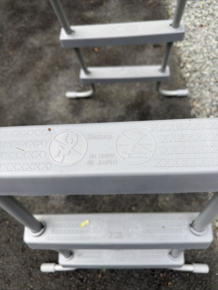 Bestway Pool Ladder 55 Inch Three Steps. Excellent Condition.