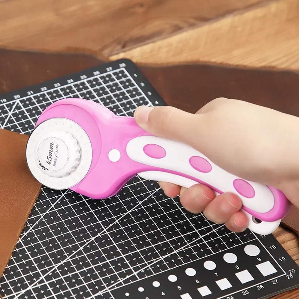 45mm Rotary Cutter with 5pcs Extra Blades, Ergonomic Handle Rolling Pink