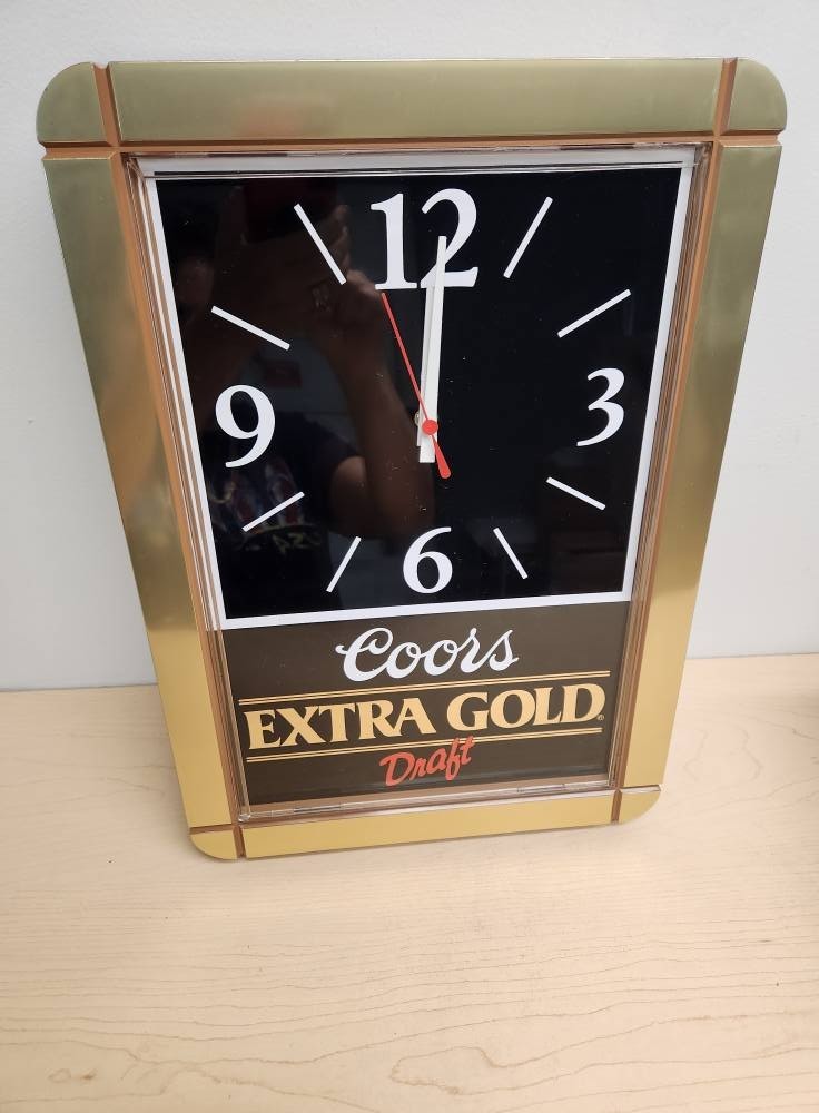VINTAGE 1990 COORS EXTRA GOLD BAR PLASTIC WALL CLOCK