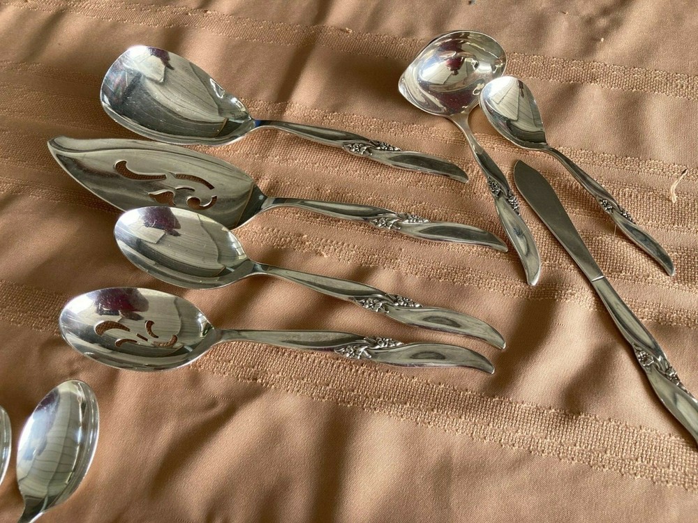 International Silver Co. 12 pl. "Silver Wind" flatware w/ xtras 74pc silver plat