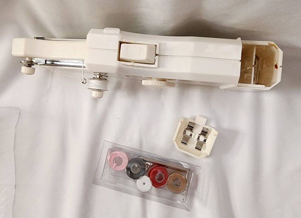 Emson Super Sewing Machine Super Portable Battery Operated- TESTED WORKING