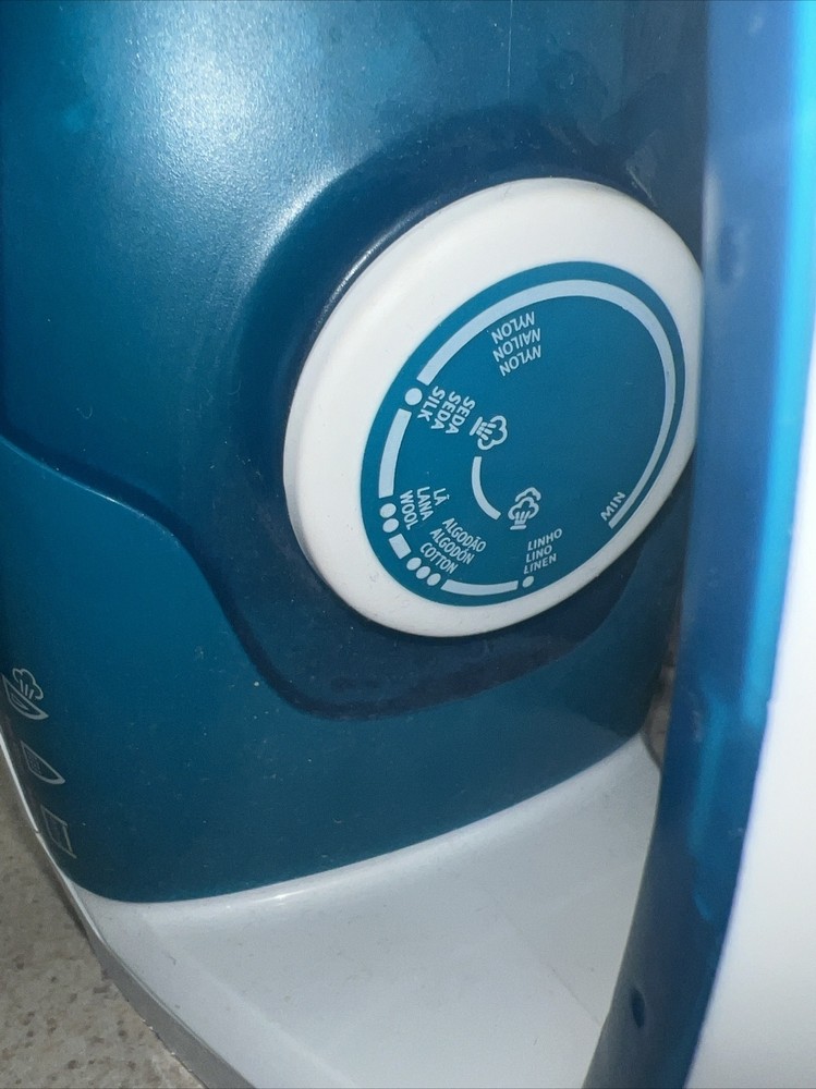 Electrolux Turquoise Steam Clothes Iron w/original Box. TESTED
