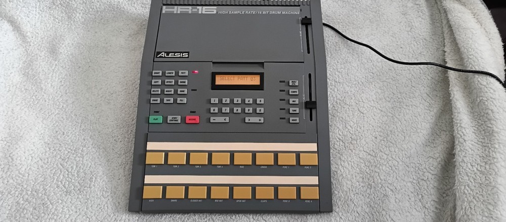 Alesis HR-16 Vintage Drum Machine