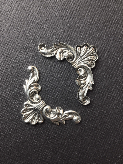 23614 - 4 Pc Victorian Corner Brass Finding Matte Silver Oxidized
