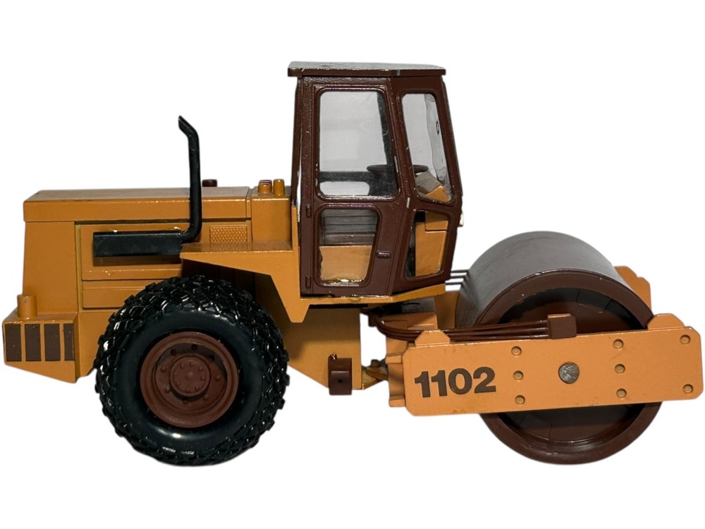 VTG Conrad Case 1102 Compactor 1:35 Scale Model 2703 West Germany